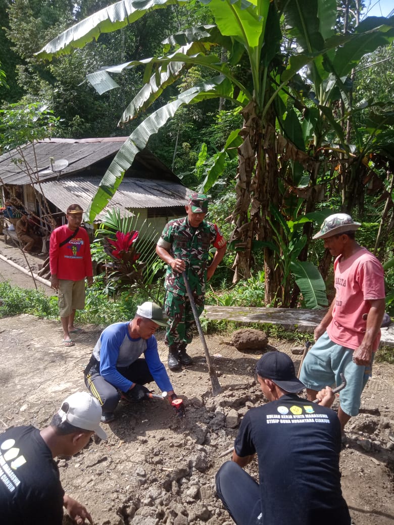 Gotong Royong Dua Desa: Sertu Mulyadi Ikut Serta Membangun Jalan Alternatif Motor
