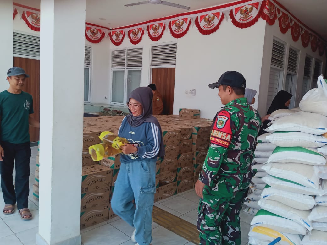 Babinsa Musa Kawal Kecepatan Distribusi 20 Ton Bantuan di Babakankaret