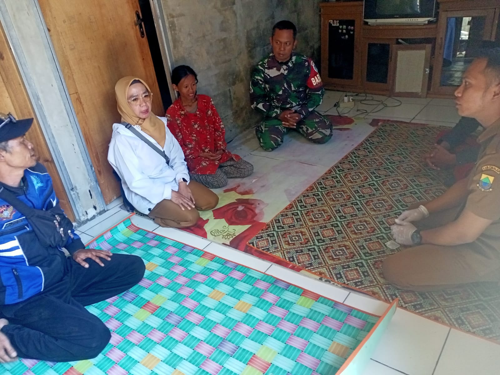 Babinsa Sarampad Cepat Tanggap, Redakan Amukan ODGJ di Cugenang