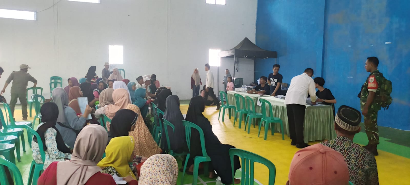Babinsa Sukakerta Kawal Ketat Distribusi BLTS KESRA di Cilaku