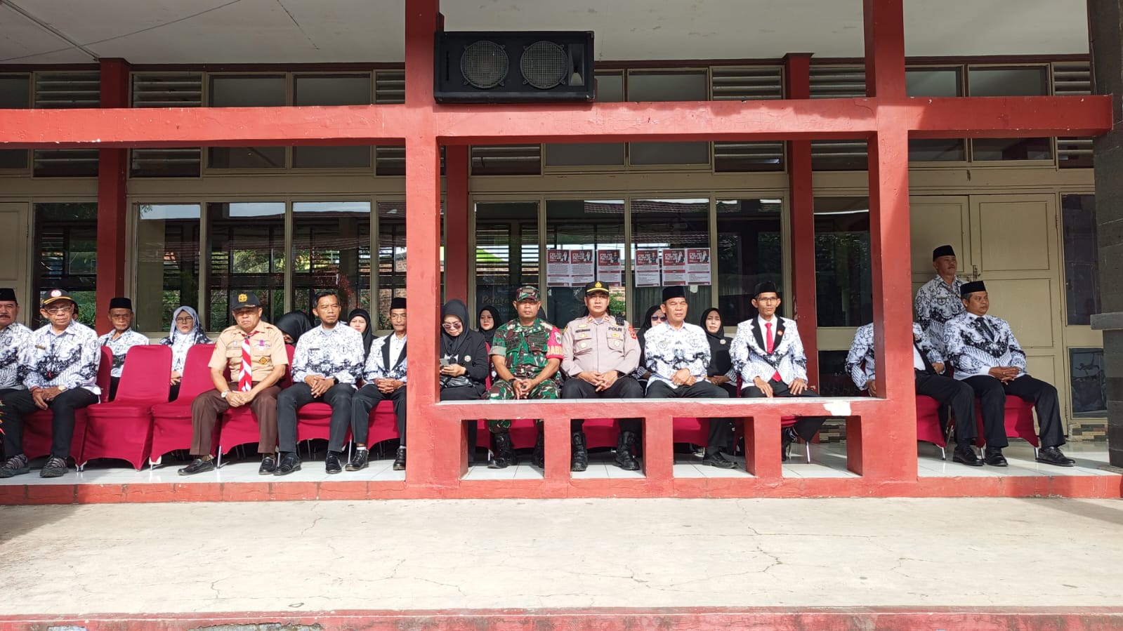Babinsa Kawungluwuk Hadiri Peringatan Hari Guru: Guru Hebat, Indonesia Kuat!