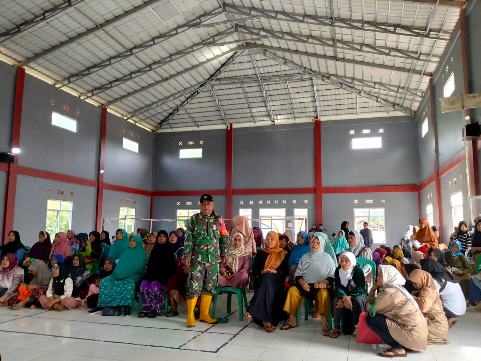 Jaga Ketertiban Distribusi Bantuan Pangan, Peltu Dede Susilo Kawal Ratusan KPM di Cibinong