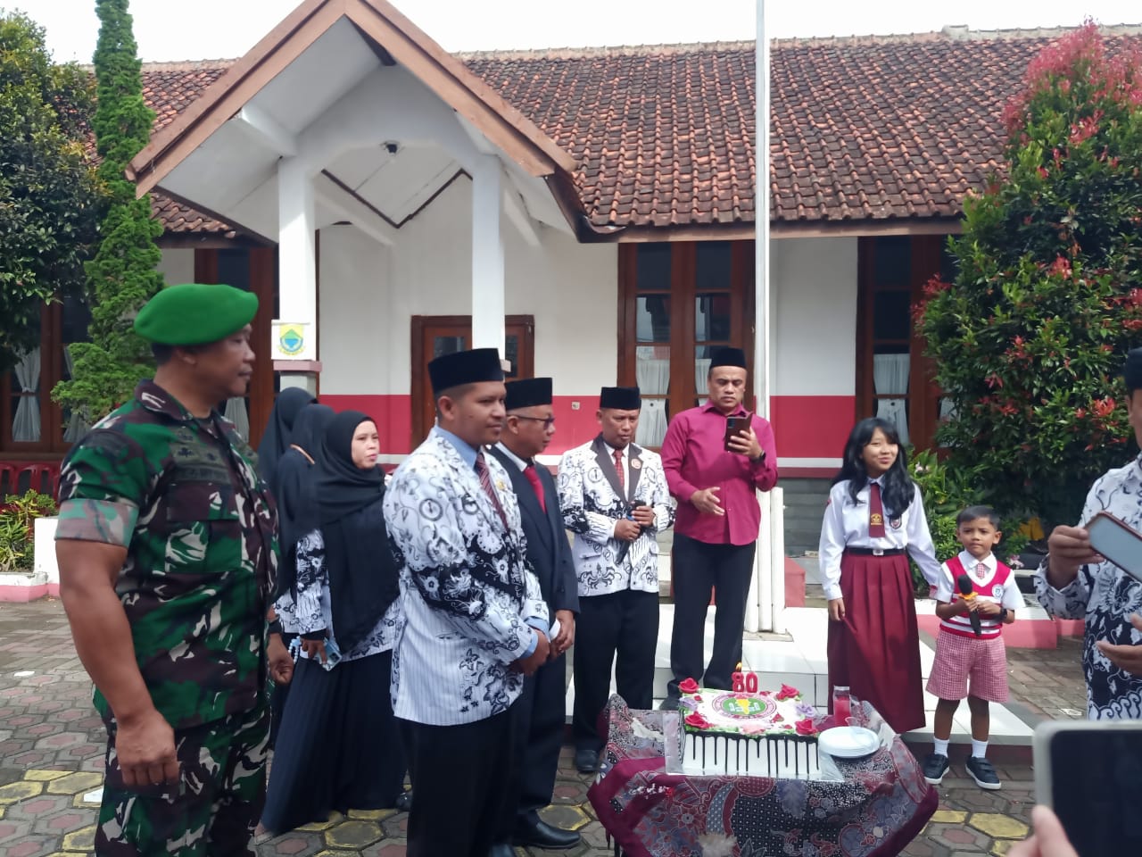 Wujudkan Indonesia Emas, Sertu Asep Dedi Dampingi Guru di Peringatan Hari Guru Nasional Cipanas