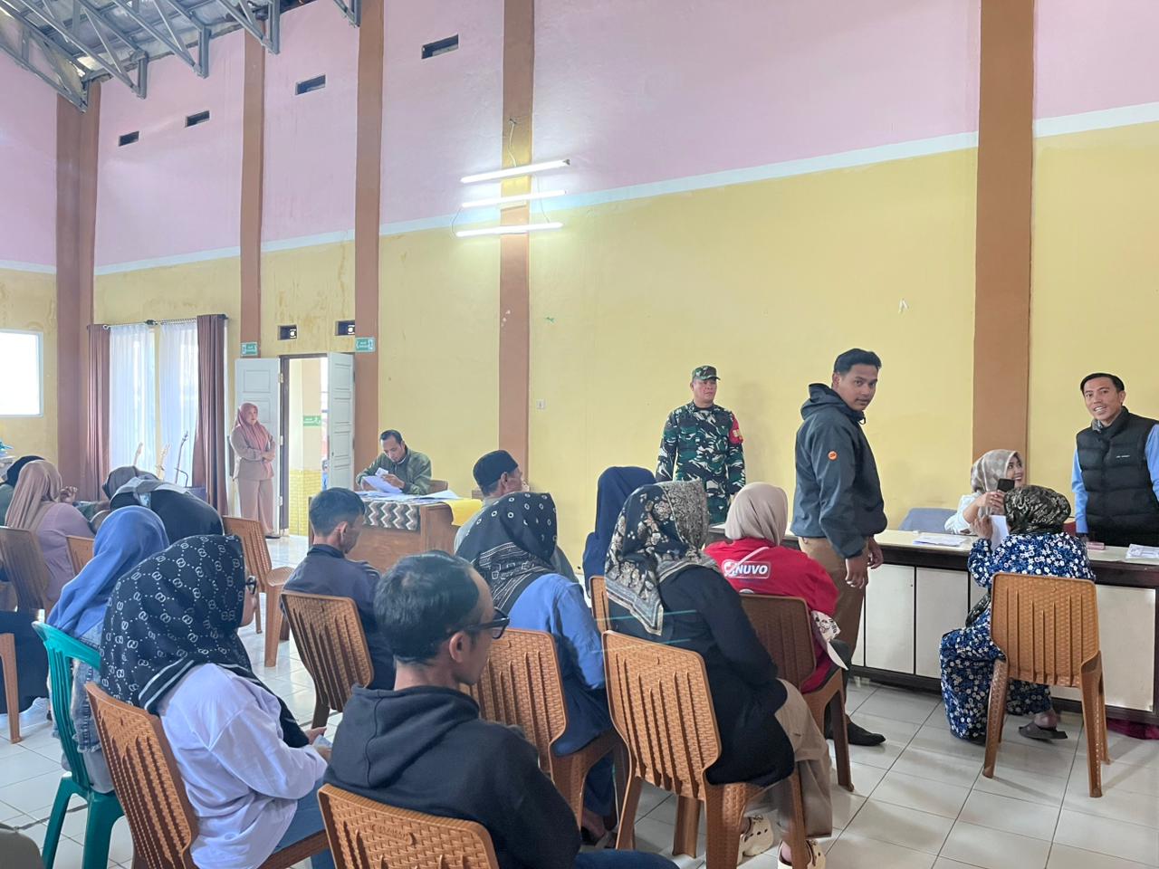 Serma RH. Siregar Kawal Distribusi BLT Kesra, Jamin Bantuan Tepat Sasaran di Sindangjaya