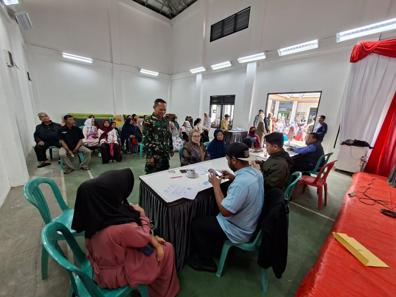 Jamin Kelancaran Bantuan, Sertu A. Agus Kawal Distribusi BLT Kesra bagi 827 KPM di Ciputri