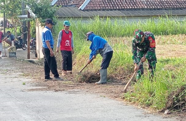 Babinsa Serma Ruslan Pimpin Karbak Pembersihan Jalan, Wujud Nyata Kemanunggalan
