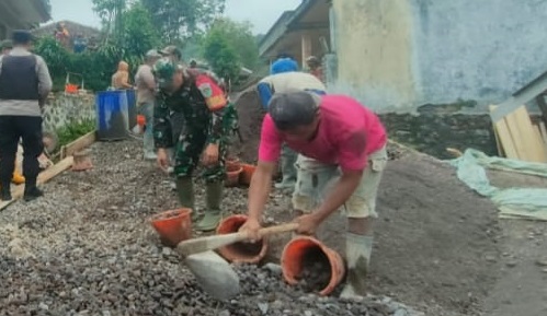 Serda Rozi Hendra Sapri Berpartisipasi dalam Pengecoran Jalan, Wujudkan Solidaritas Pembangunan Desa