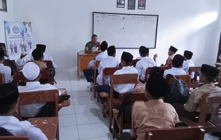 Sertu Sukandi Beri Bintal dan Wawasan Kebangsaan, Bentengi Pelajar SMP PGRI dari Pengaruh Negatif