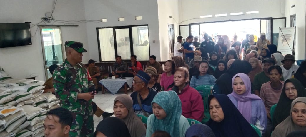 Sertu Dodi Kawal Penyaluran Bantuan Pangan Nasional di Solokpandan, Jamin 418 KPM Terima Beras dan Minyak