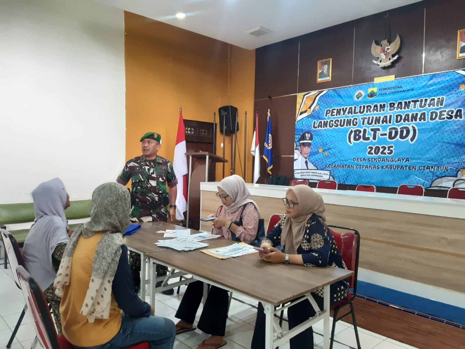 Kawal Penyaluran BLT DD, Peltu Subarna Pastikan Bantuan Langsung Tunai Tepat Sasaran di Desa Sindanglaya