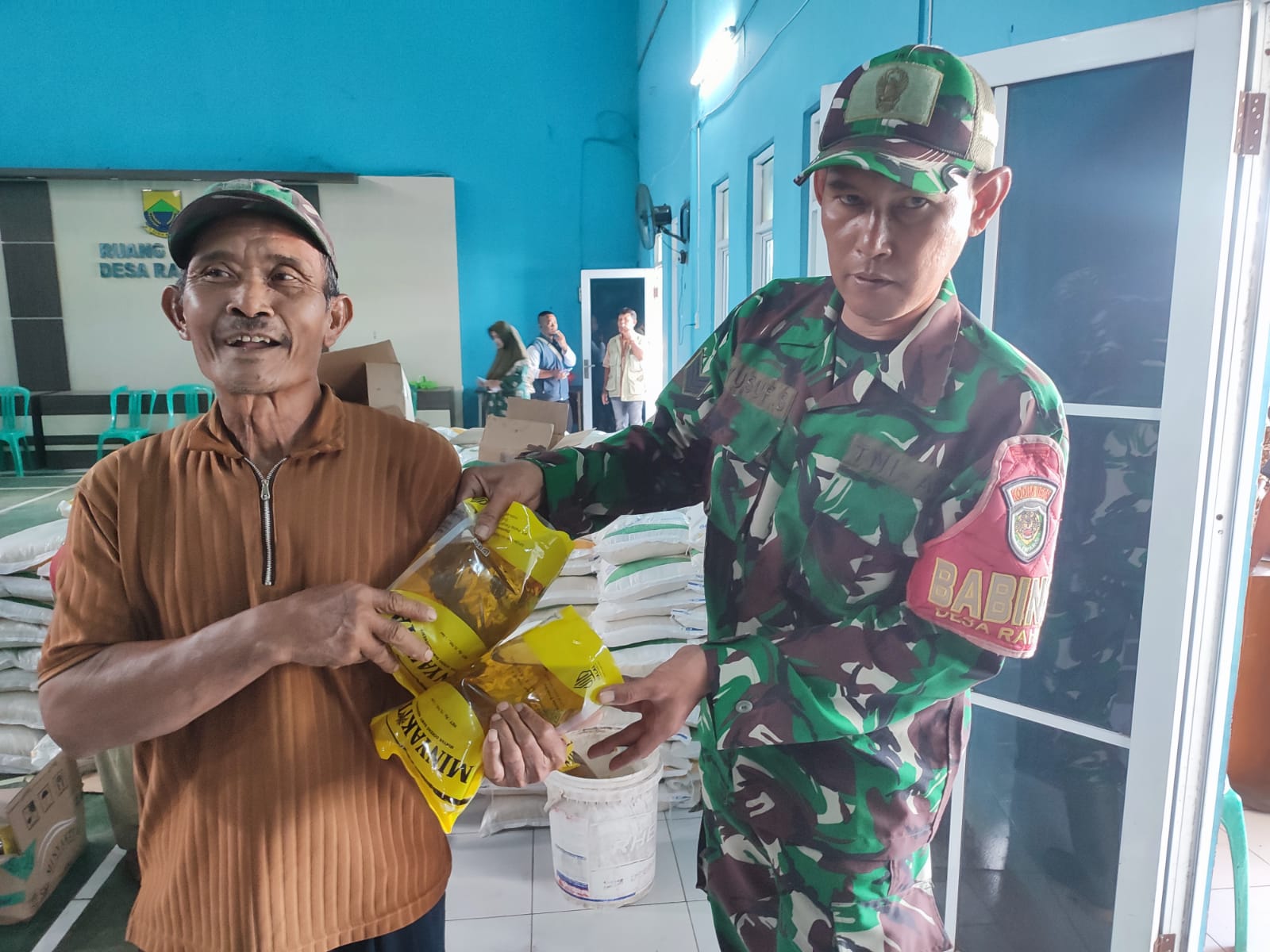 Serka Yusuf Babinsa Rahong Kawal Ketat Distribusi Bantuan Pangan Nasional