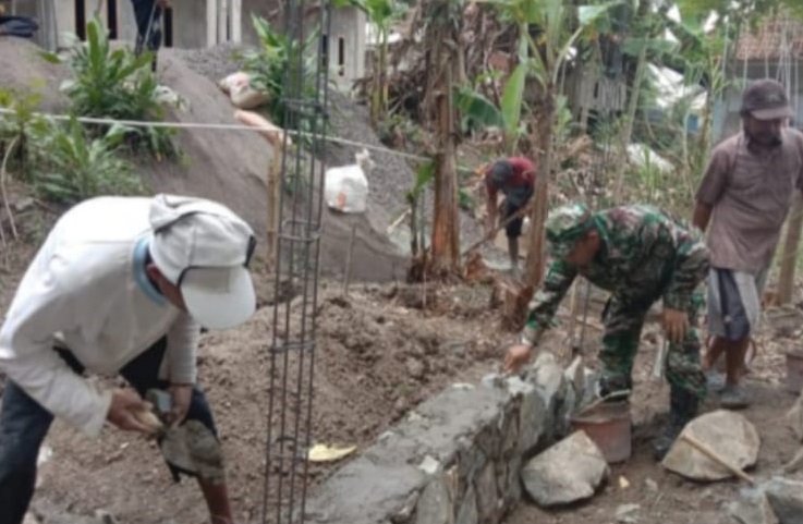 Wujud Kemanunggalan TNI, Babinsa Caringin Pimpin Kerja Bakti Pembuatan TPT