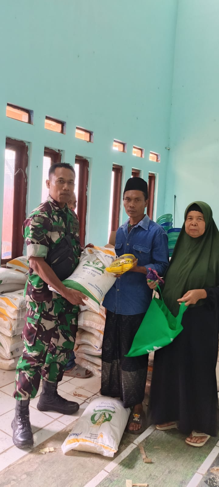 Sertu Yoyok Babinsa Sukakerta Kawal Ketat Penyaluran Ribuan Kilogram Bantuan Pangan