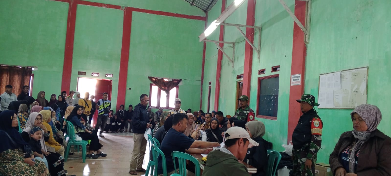 Babinsa Serma Yaya Sunarya dan Sertu Rudi Marpudin Kawal Penyaluran BLT Dana Desa di Takokak