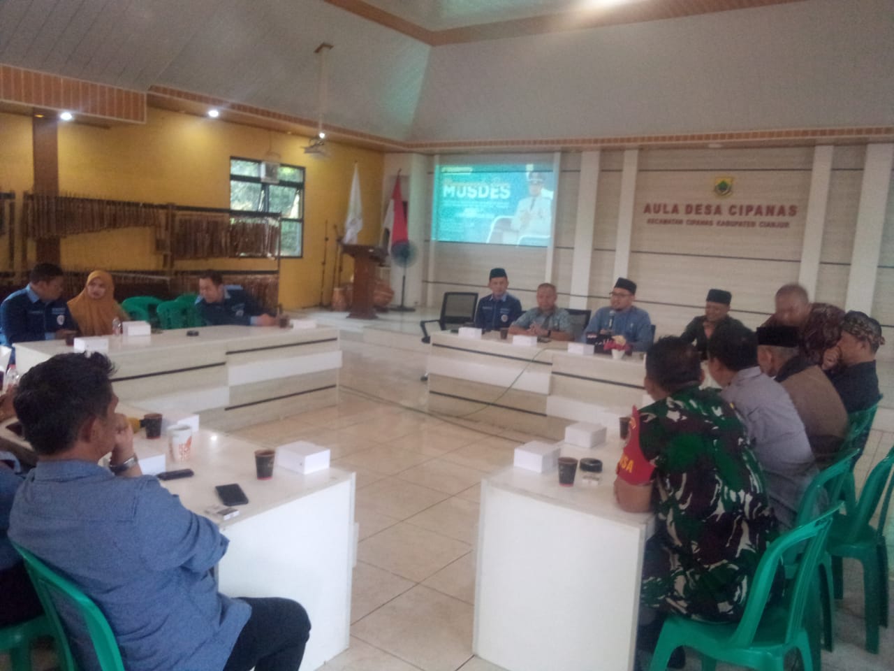 Sertu A.D Mulyadi Babinsa Cipanas Kawal Musdes Perubahan APBDes dan Pendirian Koperasi