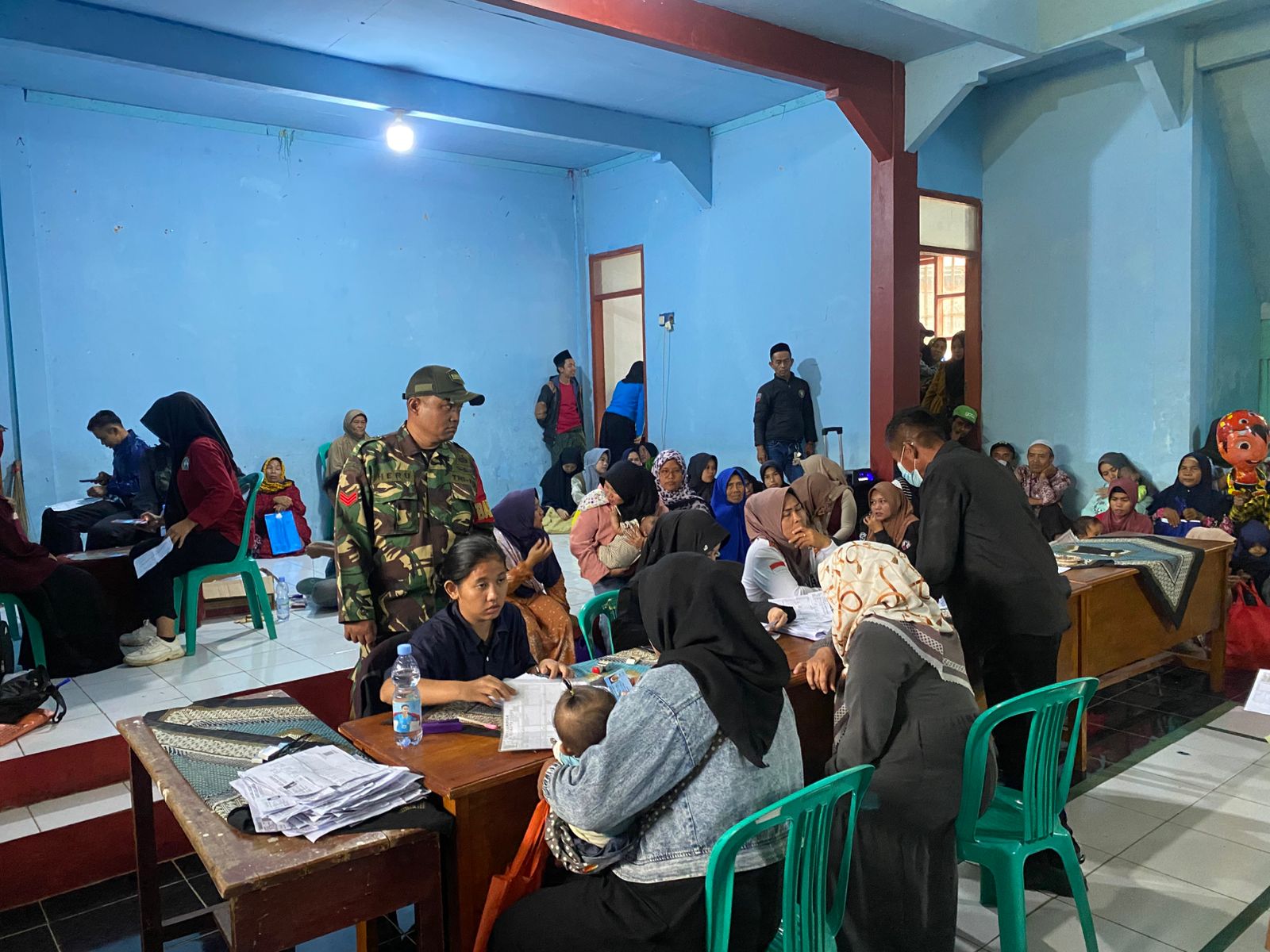 Kopka Heru Gunawan Babinsa Kalibaru Kawal Distribusi BLTS, Jamin Bantuan Tepat Sasaran
