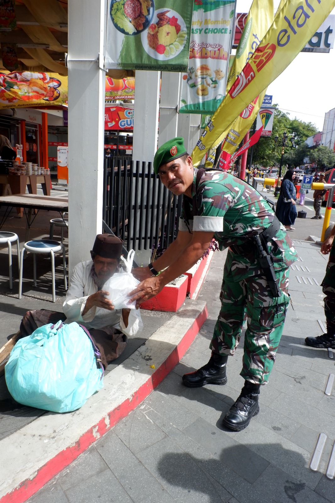 Kodim 0608/Cianjur Tebar Kebaikan Melalui Program ‘Jumat Berkah’, Eratkan Hubungan dengan Warga