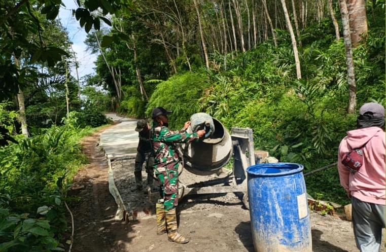 Peltu Dede Ikuti Kerja Bakti, Semangat Gotong Royong Warga Pananggalan Cor Jalan di Kp. Cireundeu