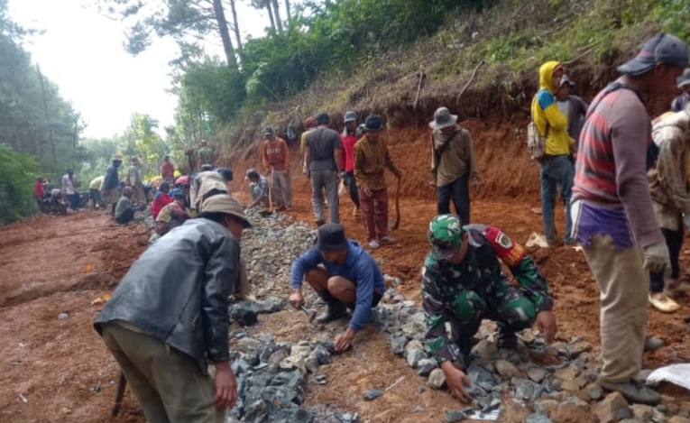 Babinsa Sindangresmi Laksanakan Karya Bakti, Wujudkan Akses Jalan Permanen di Kampung Jayanti