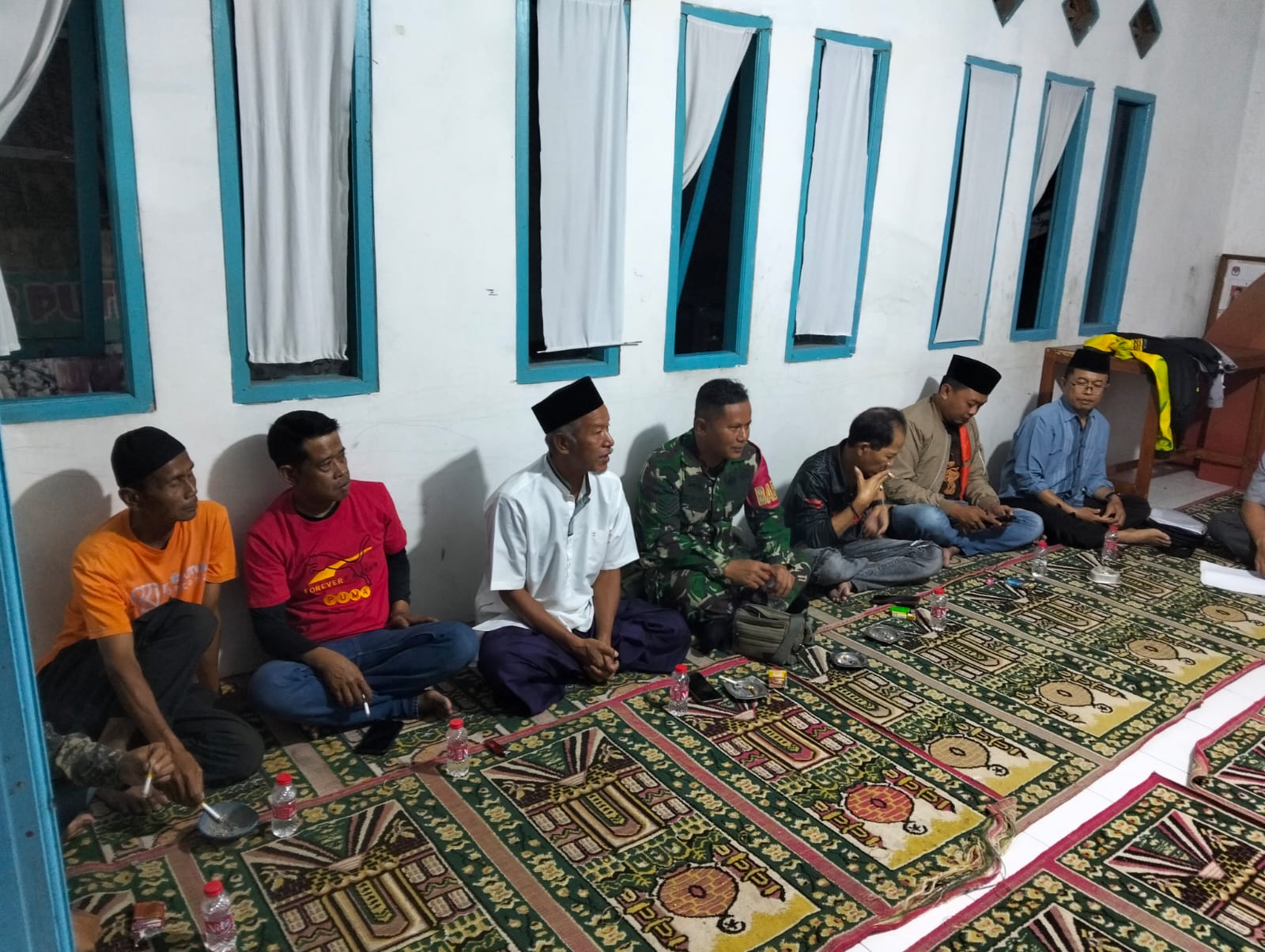 Babinsa Nagrak Hadiri Musyawarah Warga, Dorong Solusi Atas Permasalahan Kinerja Ketua RT