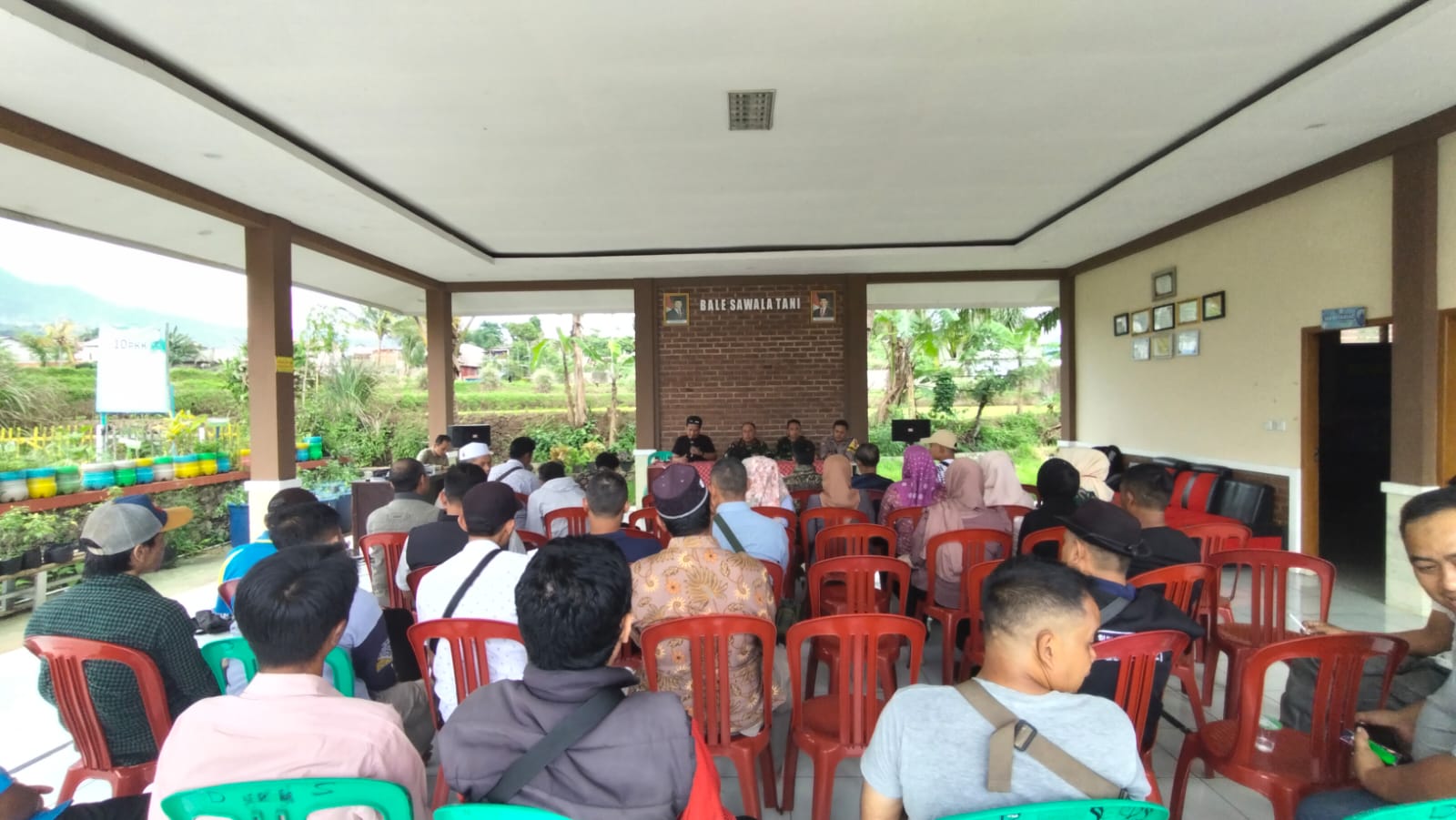 Babinsa dan Danramil Cugenang Pacu Ekonomi Rakyat Melalui Koperasi Merah Putih