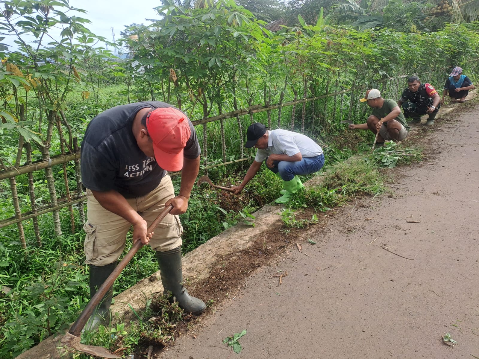 Jaga Kebersihan Desa: Pelda Jimran Ikuti Karya Bakti Pembersihan Jalan Kertasari
