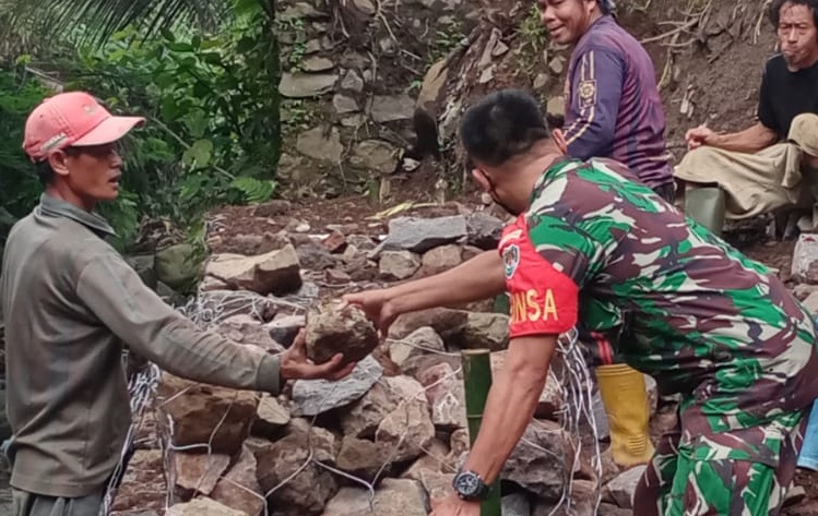 Babinsa Cikahuripan Pimpin Karbak, Perkuat Tanggul Bronjong Antisipasi Bencana