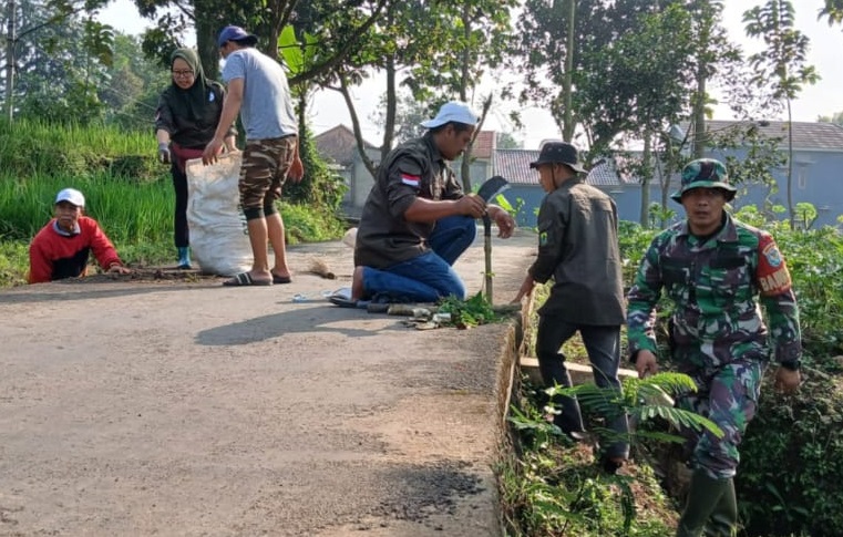 Sertu Alber Suhermi Jadi Motor Penggerak Karbak, Bersihkan Jalan Kampung Pakalongan
