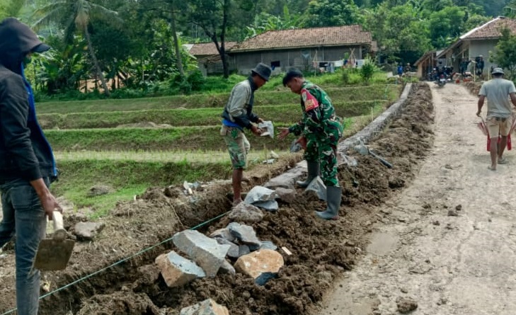 Babinsa Mekarmulya Serda Mustakim Pimpin Karya Bakti, Perkuat Infrastruktur di Kp. Baru Tipar