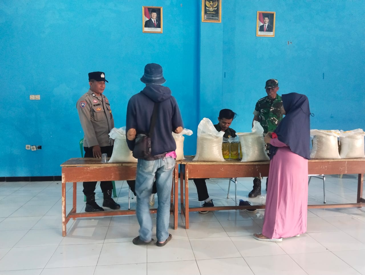 Sertu Ohin Rohmat Kawal Ketat Distribusi Bantuan Pangan, Pastikan 1.074 KPM Desa Ciherang Tepat Sasaran