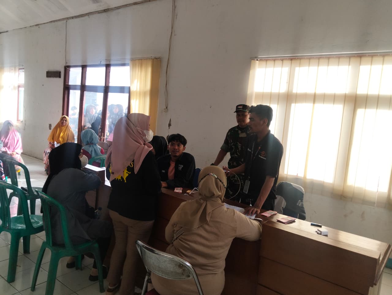 Babinsa Kertamukti Dampingi Penyaluran BLT, Pastikan Bantuan Tepat Sasaran