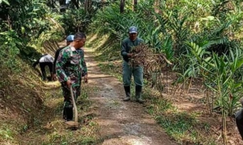 Babinsa Sukarame Pimpin Kerja Bakti, Jaga Akses Jalan Warga Tetap Bersih dan Nyaman