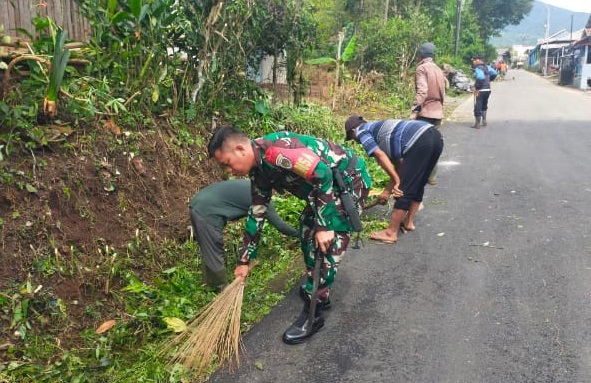 Sertu Komar Hembara Gagas Kerja Bakti Pembersihan Parit, Cegah Banjir di Talaga