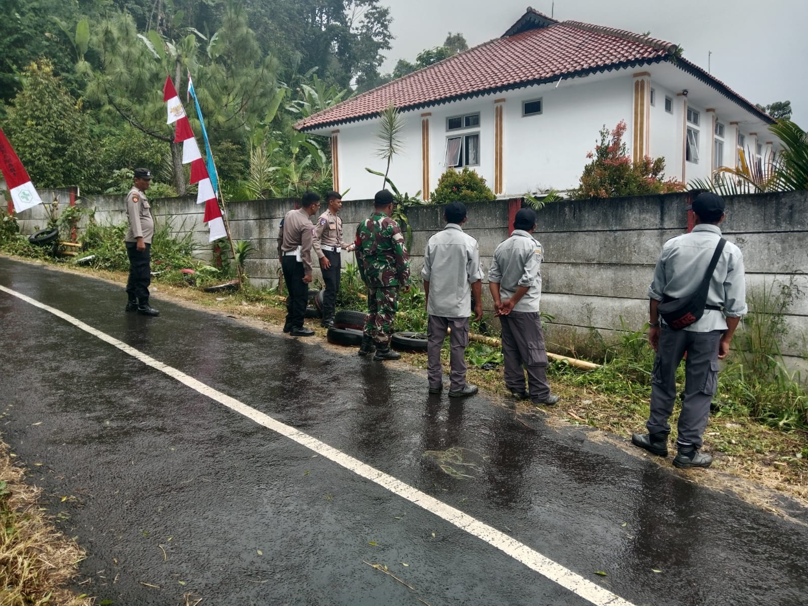 Respon Cepat Babinsa: Serda A. Sihombing Tangani Lakalantas Maut di Turunan Dewi Kubang