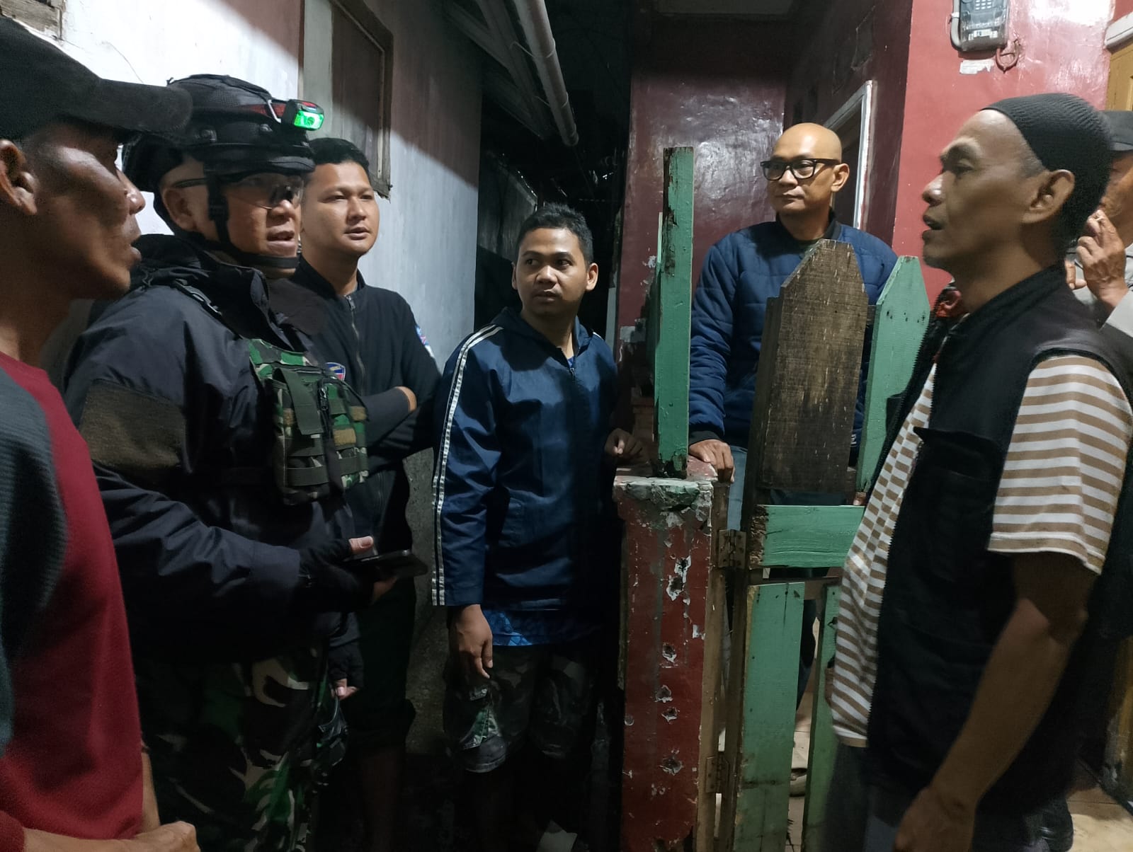 Respons Cepat Sertu Dodi: Babinsa Koramil Kota Kawal Pengecekan TKP Kebakaran di Solokpandan