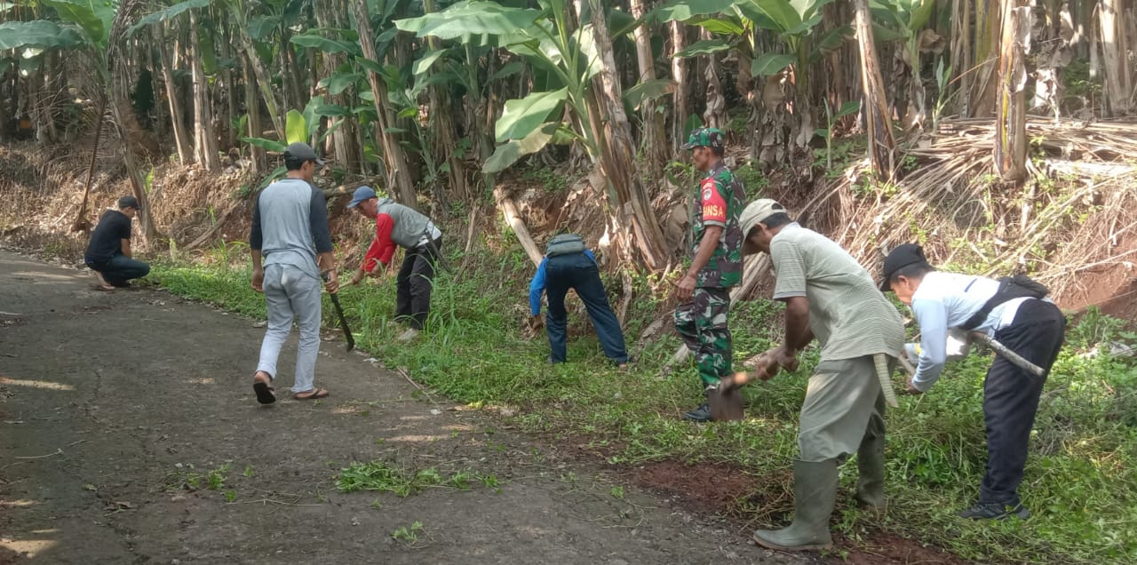 Serka Supriadi Pimpin Karya Bakti Bersihkan Jalan Desa Cihea, Perkuat Kemanunggalan