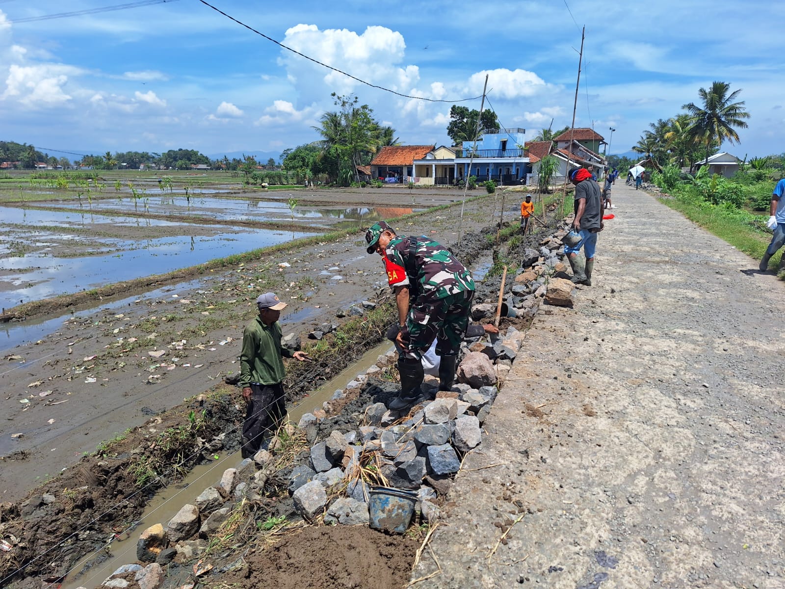 Babinsa Hegarmanah Laksanakan Kerjabakti TPT, Perkuat Sinergi Pencegahan Bencana