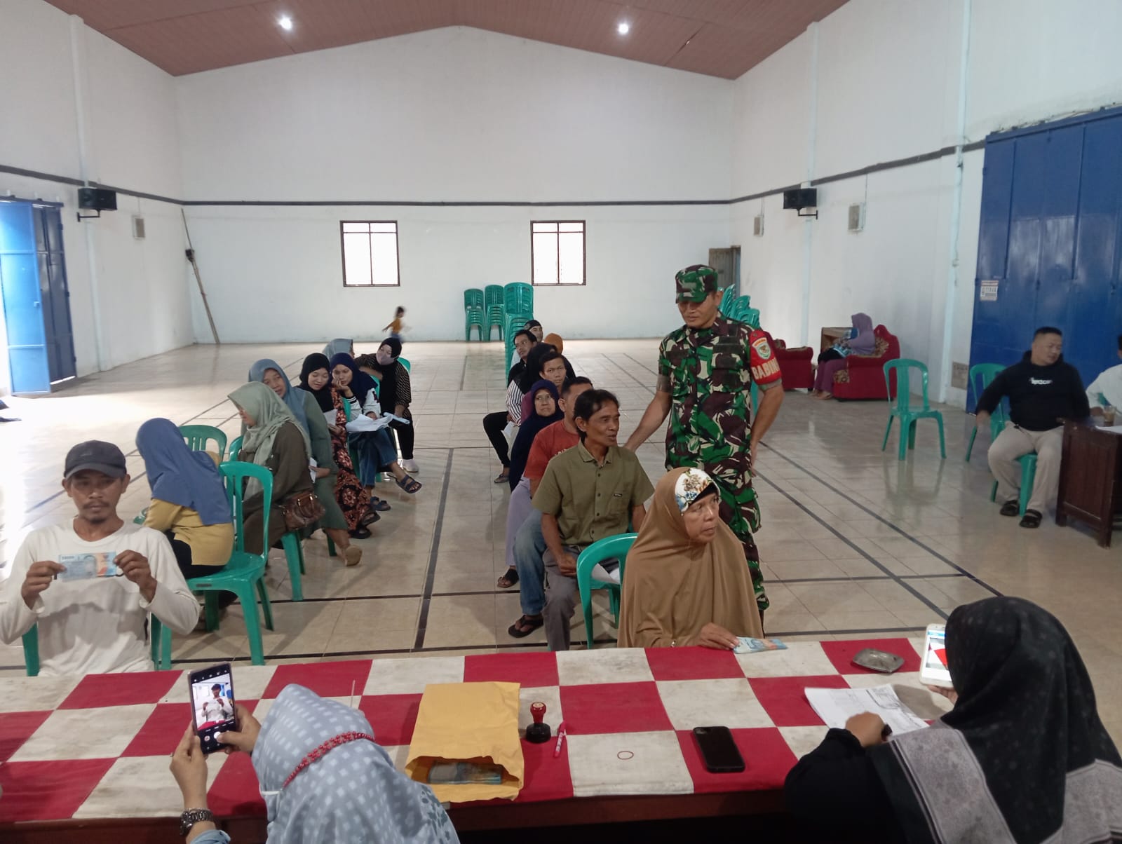 Serma Karto Kawal Distribusi BLT DD Tahap III di Desa Cipetir, Pastikan Tepat Sasaran