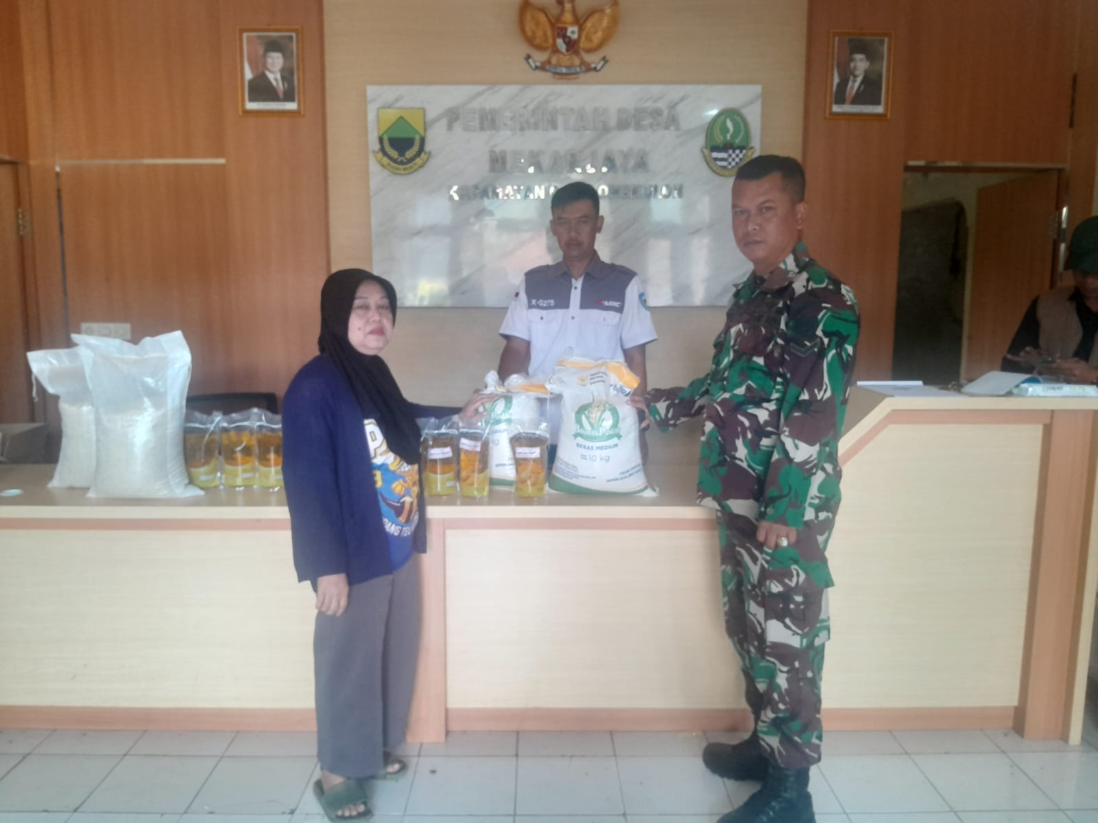 Serda Aryono Kawal Distribusi Bansos di Desa Mekarjaya, Pastikan Tepat Sasaran