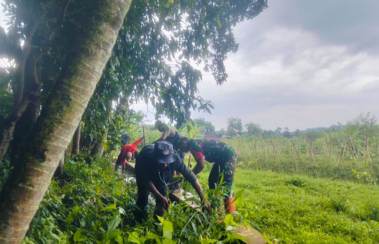 Babinsa Kertamukti Memimpin Kerja Bakti Pembersihan Saluran Irigasi