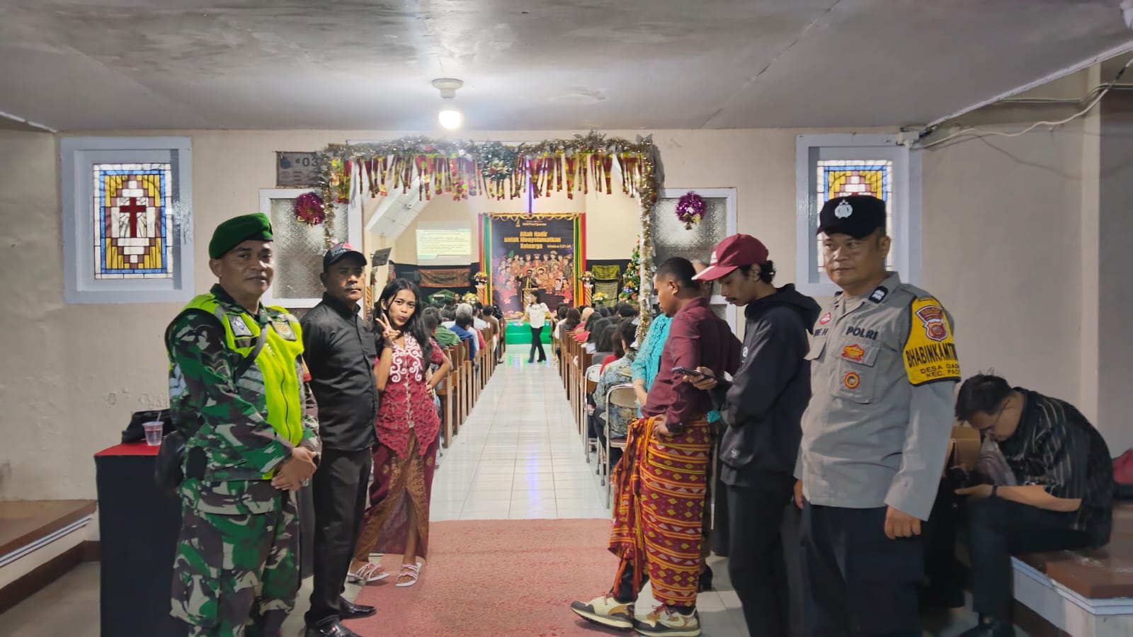 Babinsa Sertu Ahmad Saepudin Kawal Ketat Ibadah Natal di Gereja Kristus Ketapang
