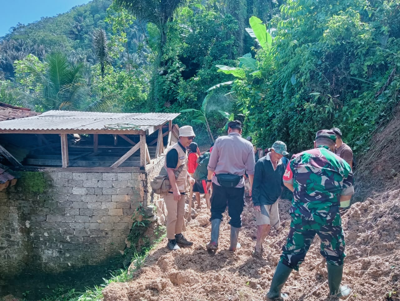 Babinsa Kemang Bersama Bhabinkamtibmas dan Warga Kompak Bersihkan Longsor di Cigunung
