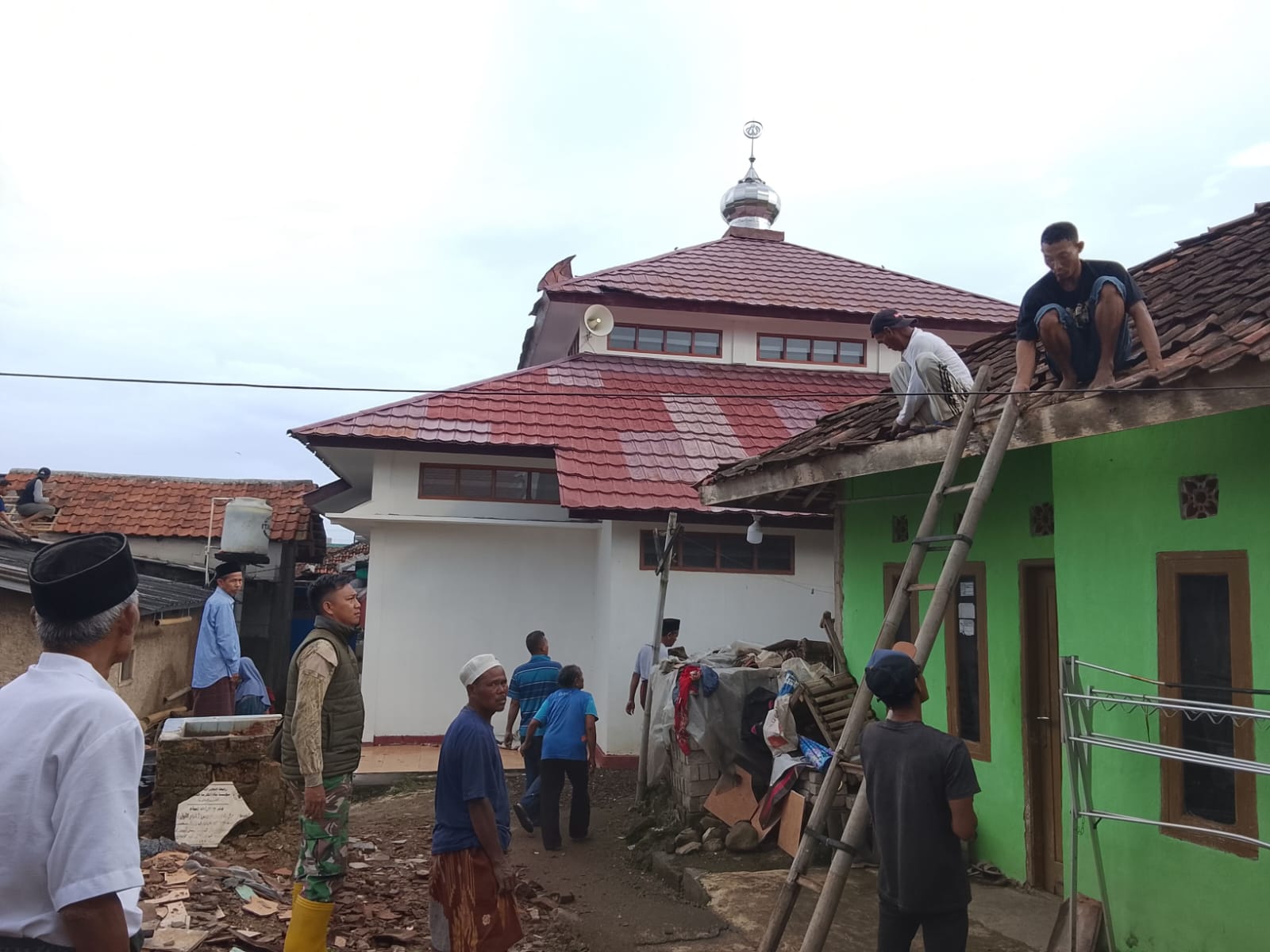 Hujan Gerimis Disertai Angin Puting Beliung Terjang Desa Ciwalen, 13 Rumah Warga Rusak