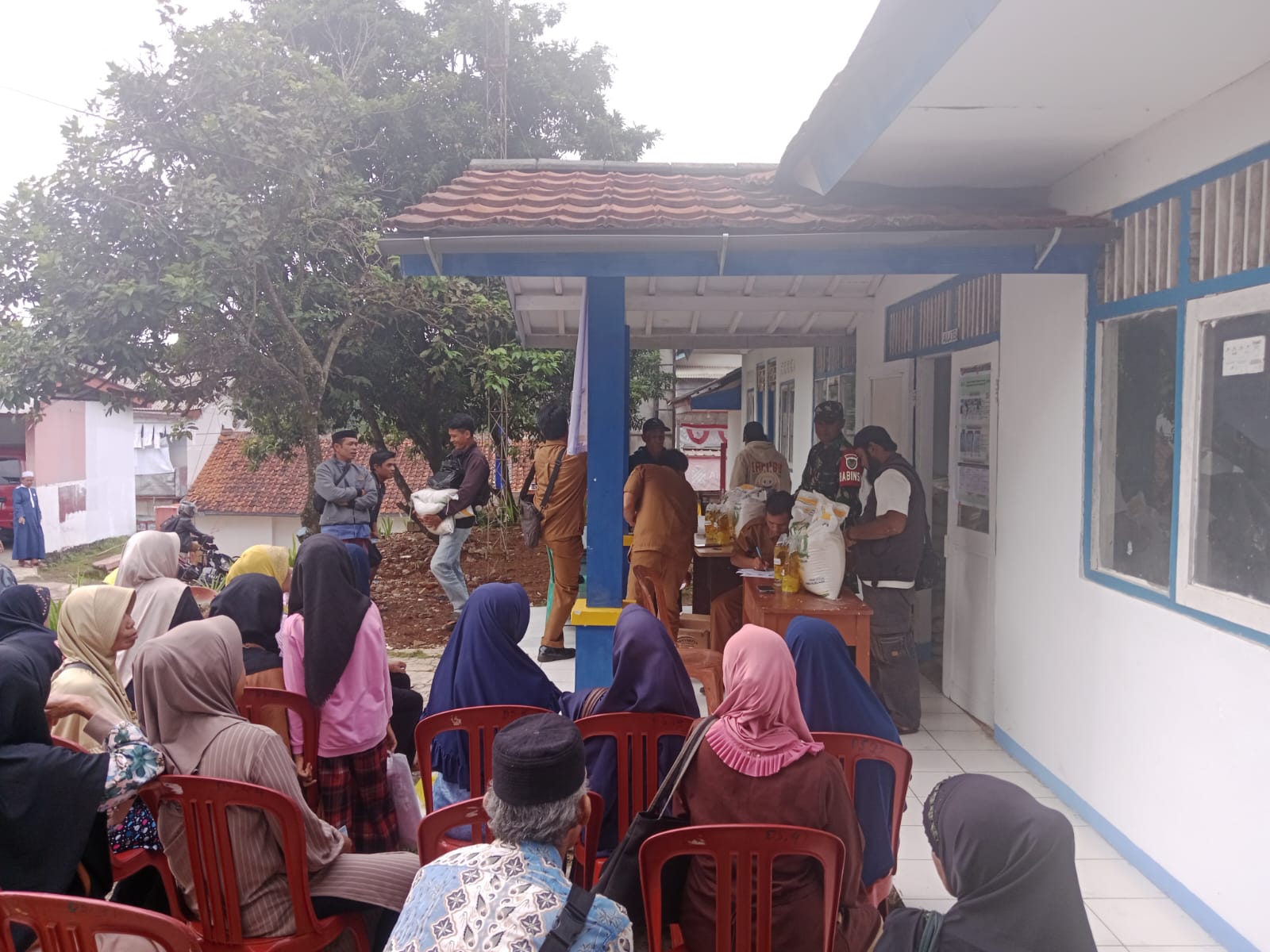 370 KPM Desa Mekarjaya Terima Bantuan Beras 20 Kg dan Minyakita 4 Liter, Babinsa Pastikan Distribusi Tepat Sasaran