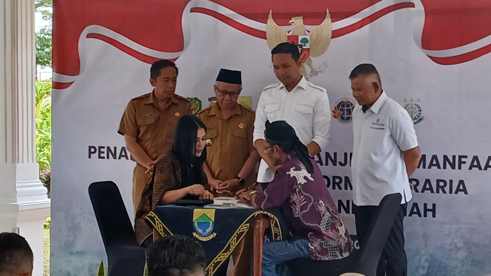 Disaksikan Pejabat Tinggi, 88 Warga Batulawang Cipanas Tandatangani Perjanjian Reforma Agraria Tahap I