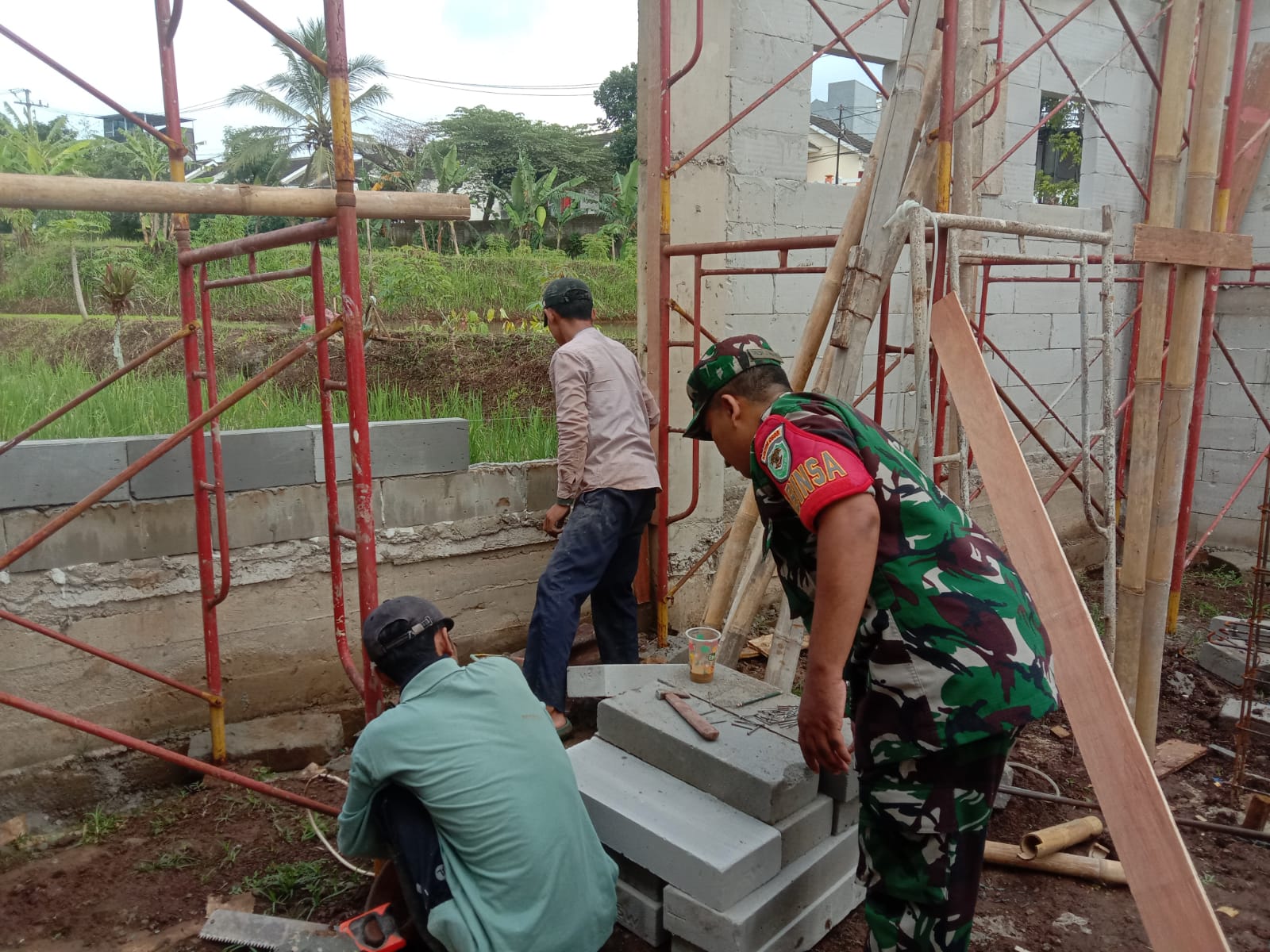 Tunjukkan Sinergitas, Babinsa Jatisari Dampingi Warga Kerja Bakti Pembangunan Masjid Al-Ikhlas