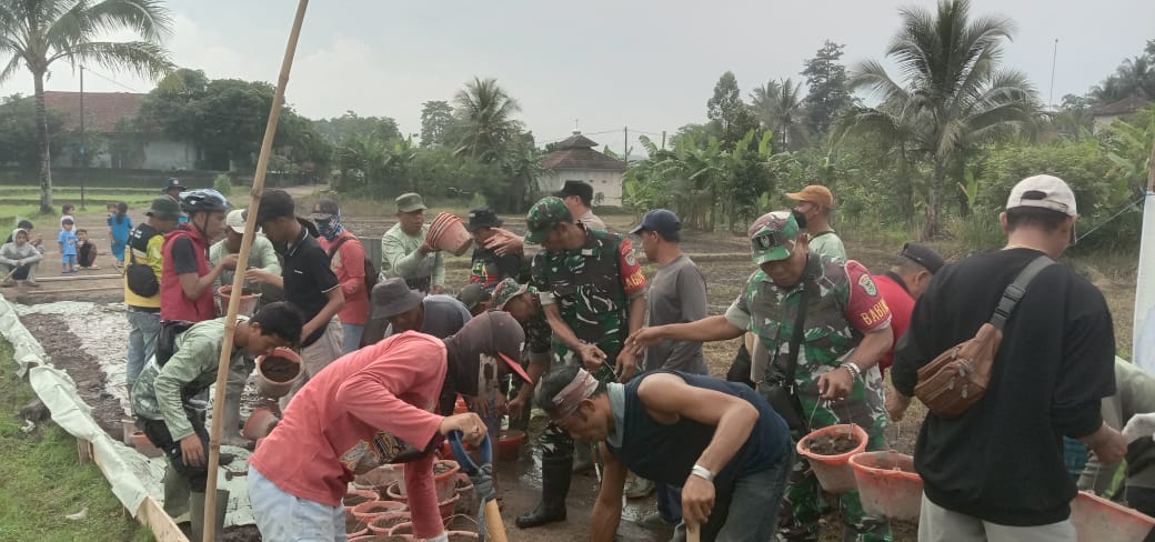 Bangkitkan Semangat Kebersamaan, Ratusan Warga Kertasari Gelar “Gorol” Pengecoran Jalan