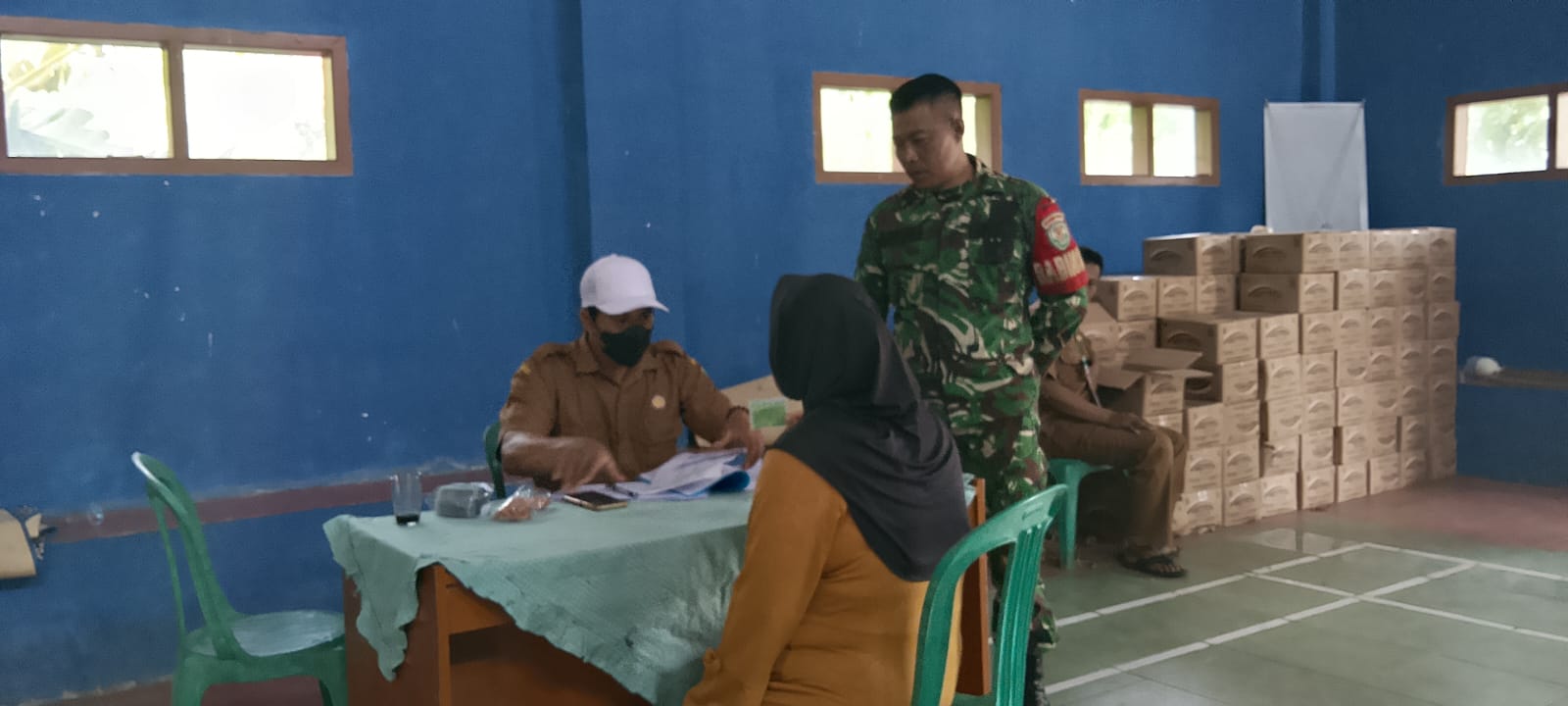 396 KPM Desa Murnisari Terima Bantuan Beras 20 Kg dan Minyakita 4 Liter, Babinsa Pastikan Penyaluran Berjalan Tertib