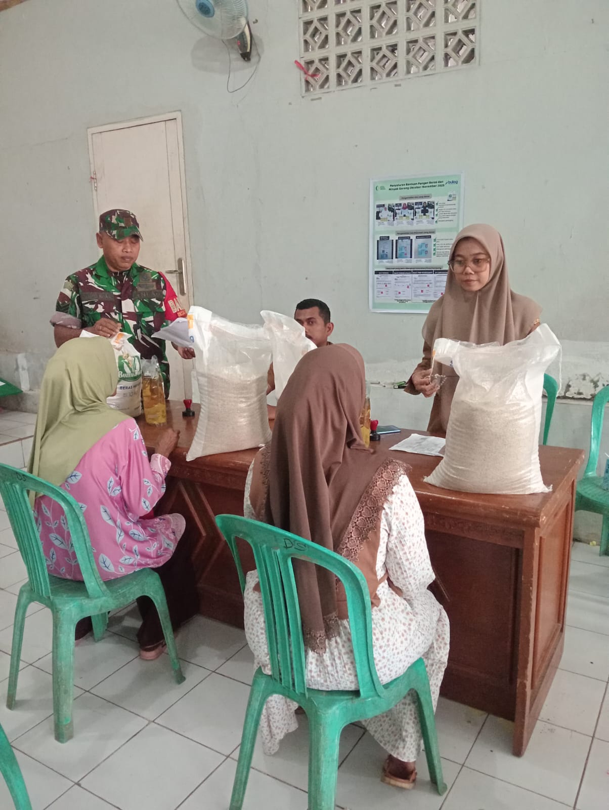 362 KPM Desa Sukamanah Mande Terima Bantuan CBP 20 Kg, Serma Nanang Pastikan Distribusi Transparan