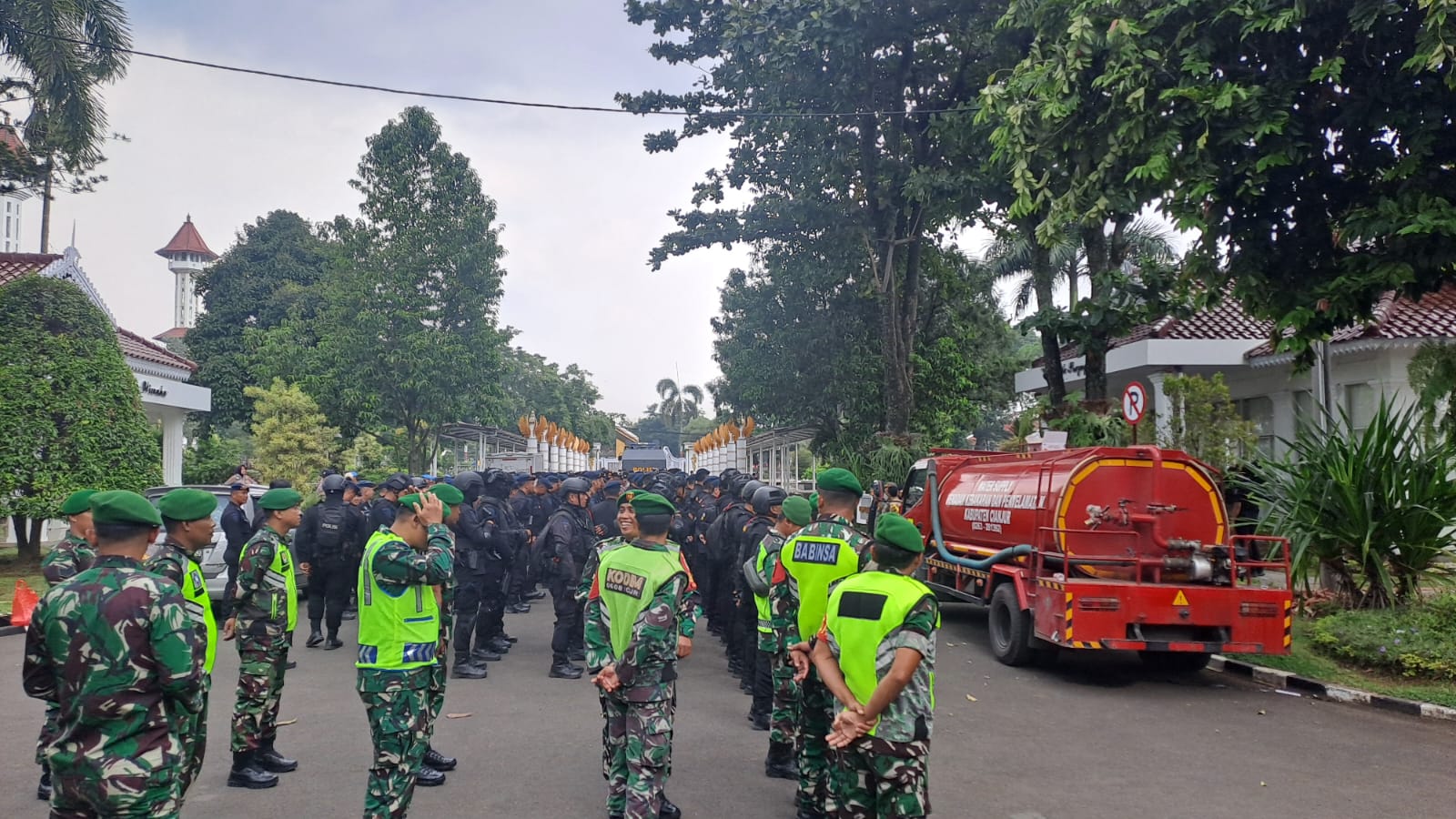 Kodim 0608/Cianjur Amankan Aksi Penolakan Geothermal, Jaga Stabilitas di Pendopo Kabupaten
